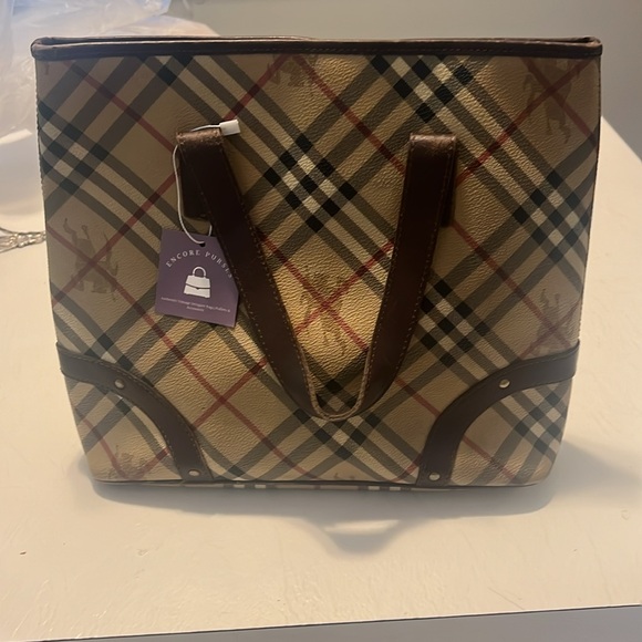 Pre-Loved Burberry handbag in great condition - Picture 14 of 14
